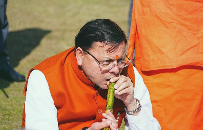 cm-listened-to-farmers-problems,-tasted-sugarcane