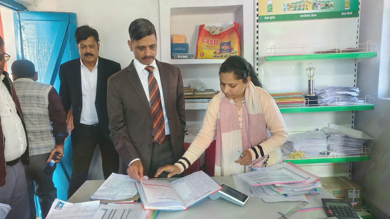 divisional-commissioner-inspected-paddy-centers