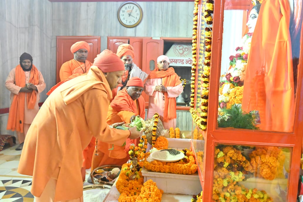 chief-minister-prays-to-shivavatar-mahayogi-for-a