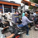 ईंधन संकट की अफवाहों से देशभर में मची अफरातफरी, पेट्रोल पंपों और गैस एजेंसियों पर लंबी कतारें, सरकार ने दी धैर्य रखने की सलाह