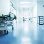 गाजीपुर में तड़पती रही मरीज, रील देखने में डूबा रहा अस्पताल स्टाफ; सफाईकर्मी से कराया इलाज तो हुई मौत