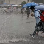 दिल्ली-NCR में कुदरत का ‘डबल अटैक’! झमाझम बारिश और ओलावृष्टि से ठिठुरी राजधानी, IMD का ‘येलो अलर्ट’ जारी