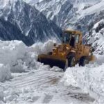 कश्मीर में भारी बर्फबारी का कहर… Main हाईवे का टूटा सम्पर्क, कई मुख्य मार्ग बंद