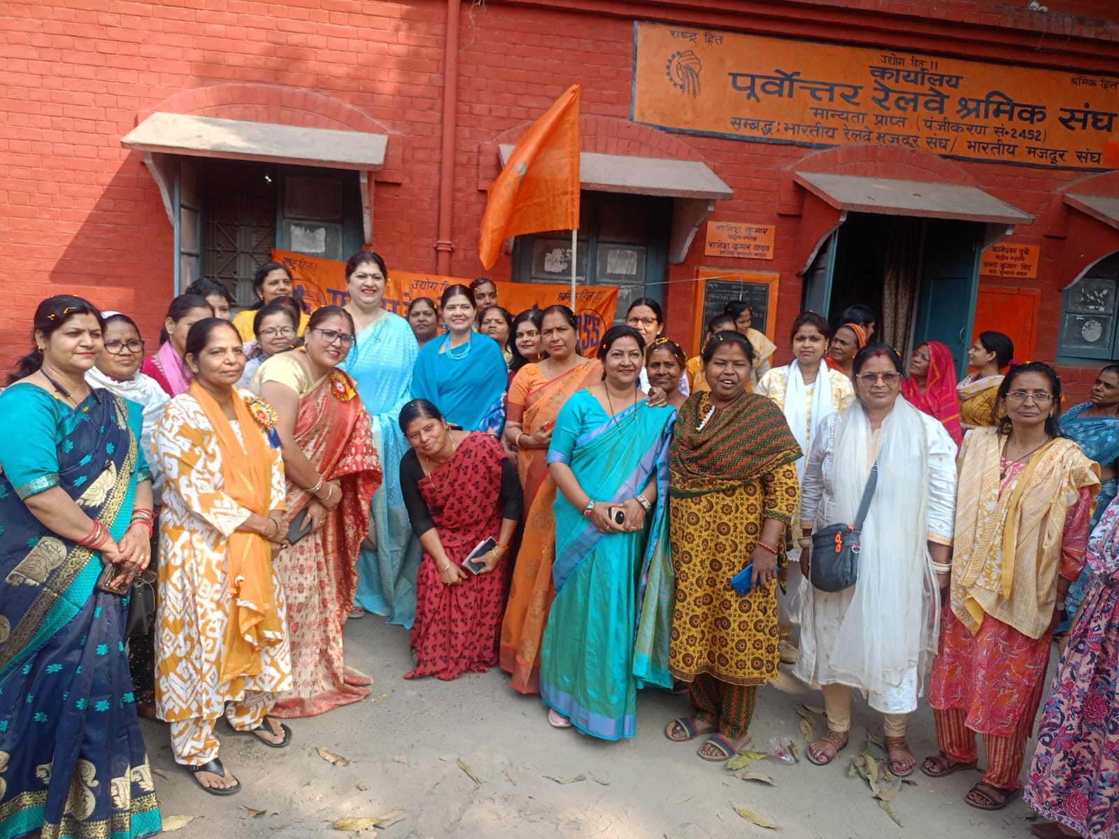 up-railway-shramik-sangh-holi