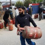 नेपाल में भी कुकिंग गैस संकट का असर, आज से लोगों को आधा सिलेंडर ही मिलेगा
