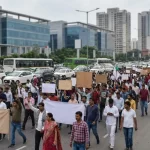 लग्जरी अपार्टमेंट में आग से मचा बवाल, बिल्डर की लापरवाही पर सड़कों पर उतरे निवासी