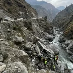 महाराष्ट्र के तीर्थयात्रियों की कार खाई में गिरी, SDRF ने सभी 4 को जिंदा बचाया