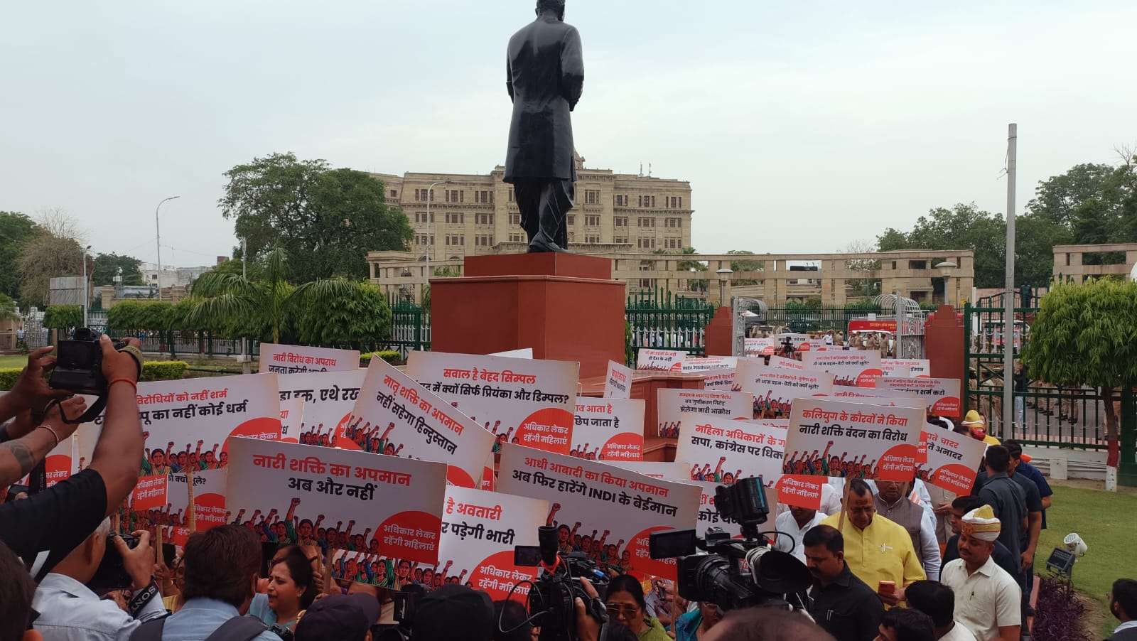 up-vs-bjp-sp-nari-vandan