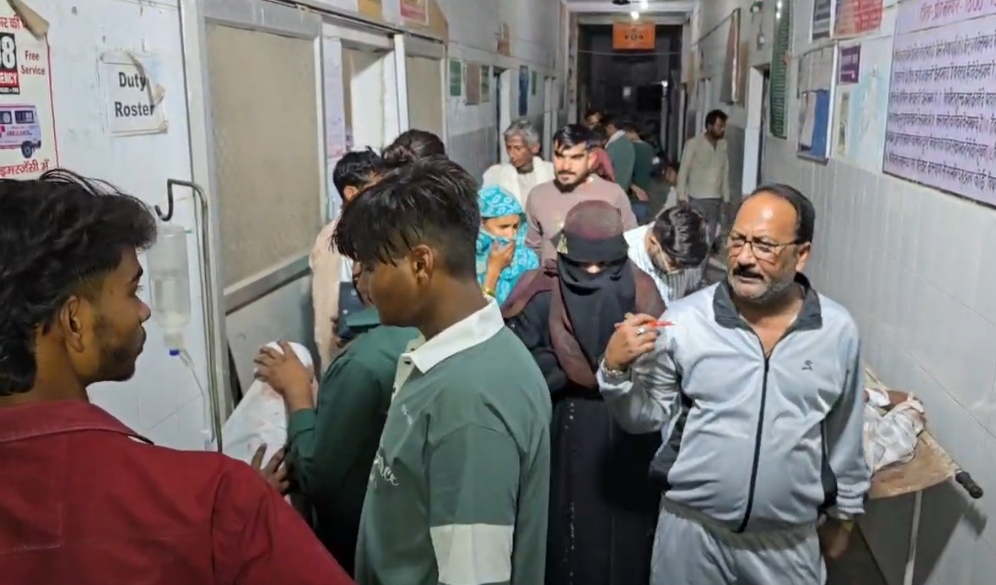 in-hamirpur-an-eco-van-collid