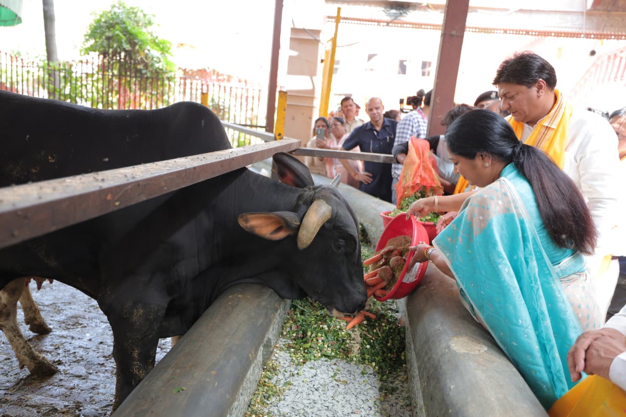 delhi-cm-zero-waste-cow-shelte