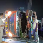 हापुड़ में गंगा एक्सप्रेसवे पर पलटा कैंटर, दर्दनाक हादसे में 8 महीने के मासूम समेत 3 की मौत