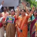 सपा सांसद के आवास के बाहर महिलाओं ने किया प्रदर्शन