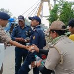 एसएसपी ने पुलिसकर्मियों को वितरित किया पेयजल, जूस और बिस्कुट