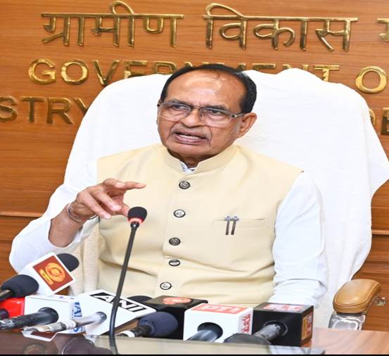 shivrajsingh-at-flood-hit-arun