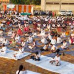 मीरजापुरः हजारों लोगों ने किया सामूहिक योग, जीआईसी मैदान में दिखी स्वास्थ्य और जागरूकता की मिसाल