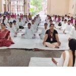 ताराचंद वैदिक पुत्री डिग्री कॉलेज में कराया योगासन एवं प्राणायाम का अभ्यास