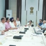 दिल्ली में श्रमिकों को मिलेगा 2 लाख और पूरे परिवार को 10 लाख तक का कैशलेस उपचार