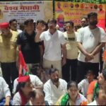 धरना स्थल पर बवाल