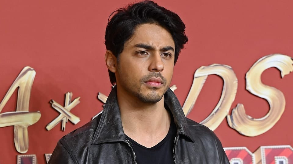 crowds-gathered-aryan-khan-fan-fell-taking-selfie