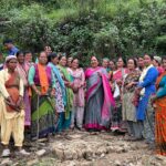 थपलियाल गांव बड़ईगांव में ग्रामीणों से मिलीं कांग्रेस नेता अरुणा