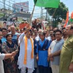 आसमान से बरसी आस्था, हेलीकॉप्टर से शिवभक्तों पर पुष्पवर्षा कर मुख्यमंत्री योगी आदित्यनाथ ने कांवड़ियों का किया भव्य अभिनंदन