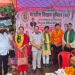 लक्सर पालिका अध्यक्ष ने किया कांवड़ियों को दवा-फल वितरण