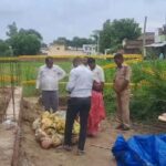 शौचालय की खुदाई में निकले 29 भारी धातु के गोले, पुरातत्व विभाग की जांच से खुलेगा राज