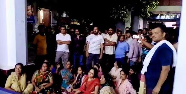 up-fatehpur-student-death-family-members-protest