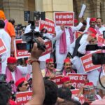 समाजवादी पार्टी के विधायकों ने विधान भवन में चौधरी चरण सिंह प्रतिमा के समक्ष दिया धरना