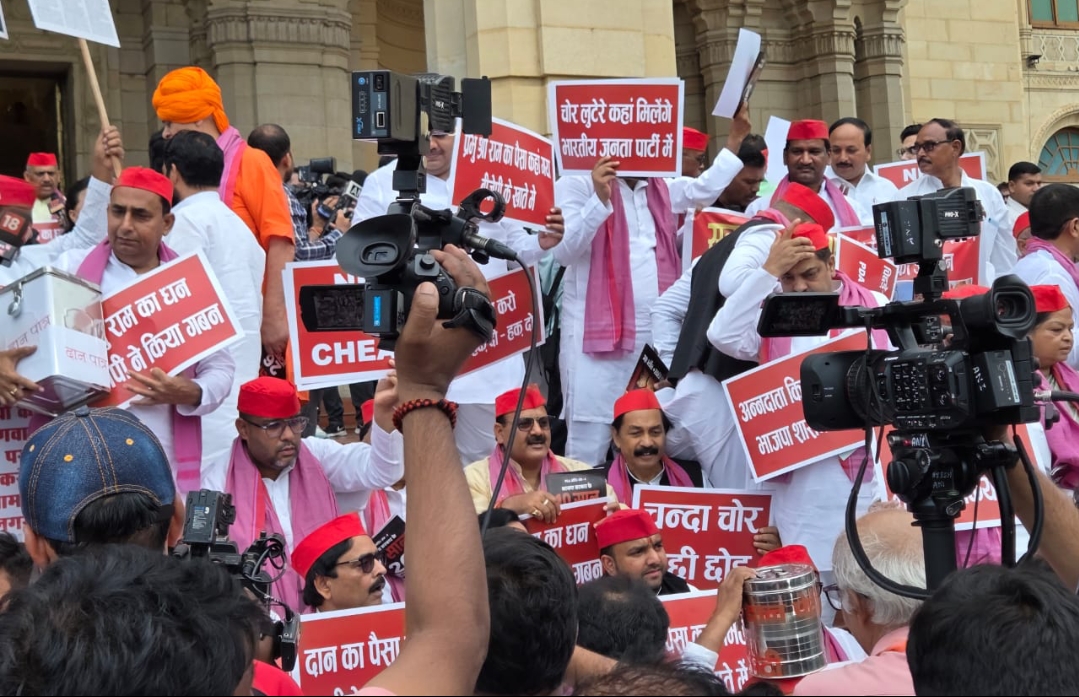 up-vs-sp-mla-protest-vidhan-bh