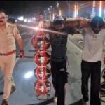 रात के अंधेरे में भी कांवड़ियों की सेवा में जुटी फतेहपुर पुलिस