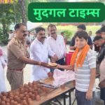फतेहपुर पुलिस ने कांवड़ियों को वितरित किया दूध और जलेबी का प्रसाद
