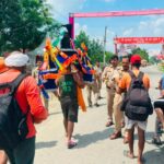 देवबंद पुलिस ने बॉर्डर चौकी पर की कांवड़ियों की सेवा, फल व दूध देकर किया स्वागत
