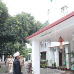 जिलाधिकारी ने कलेक्ट्रेट परिसर एव आवास पर ध्वजारोहण कर दी बधाई