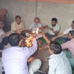 दिवंगत कार्यालय प्रभारी की आत्मा की शांति को कराये गायत्री मंत्र, हवन में दी आहुतियां