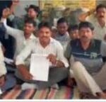 फर्रुखाबाद : मांगों को लेकर बिजली विभाग के आउटसोर्स कर्मचारियों ने किया प्रदर्शन