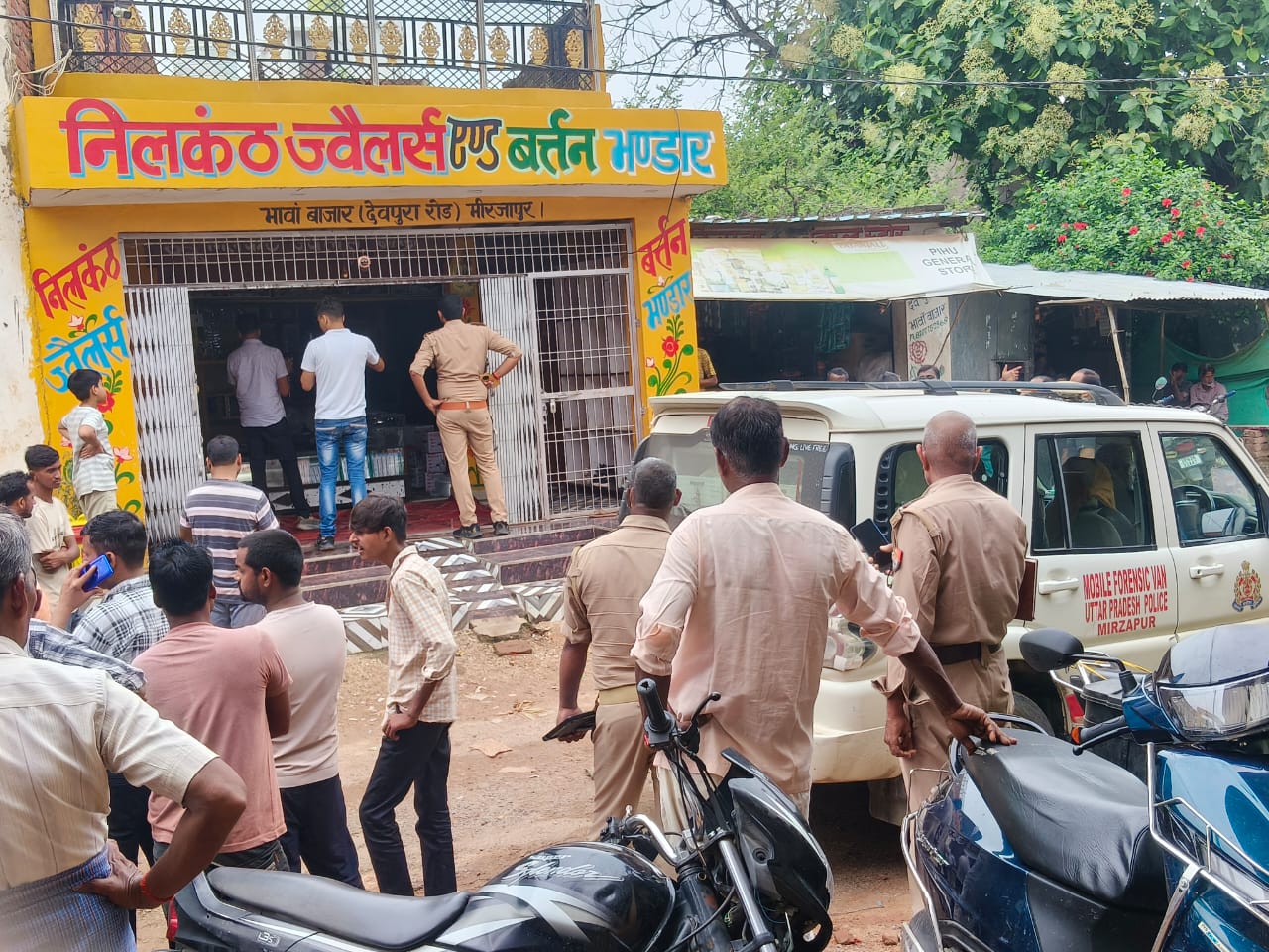 up-theft-worth-lakhs-shutters