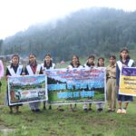 पेड़ो पर बांधे रक्षासूत्र बांध जलस्रोत व बुग्यालों के संरक्षण का संकल्प लिया
