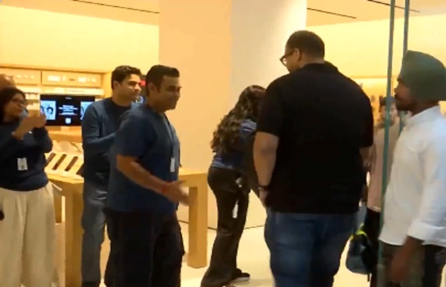 apple-stores-open-doors-across-india-line-iphone-1