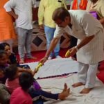 वाराणसी : बाढ़ राहत कैम्प में विधायक हुए भावुक, हाथ में उठा ली वितरण सामग्री