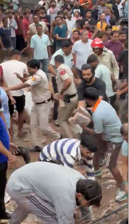 dl-building-collapses-satya-niketan