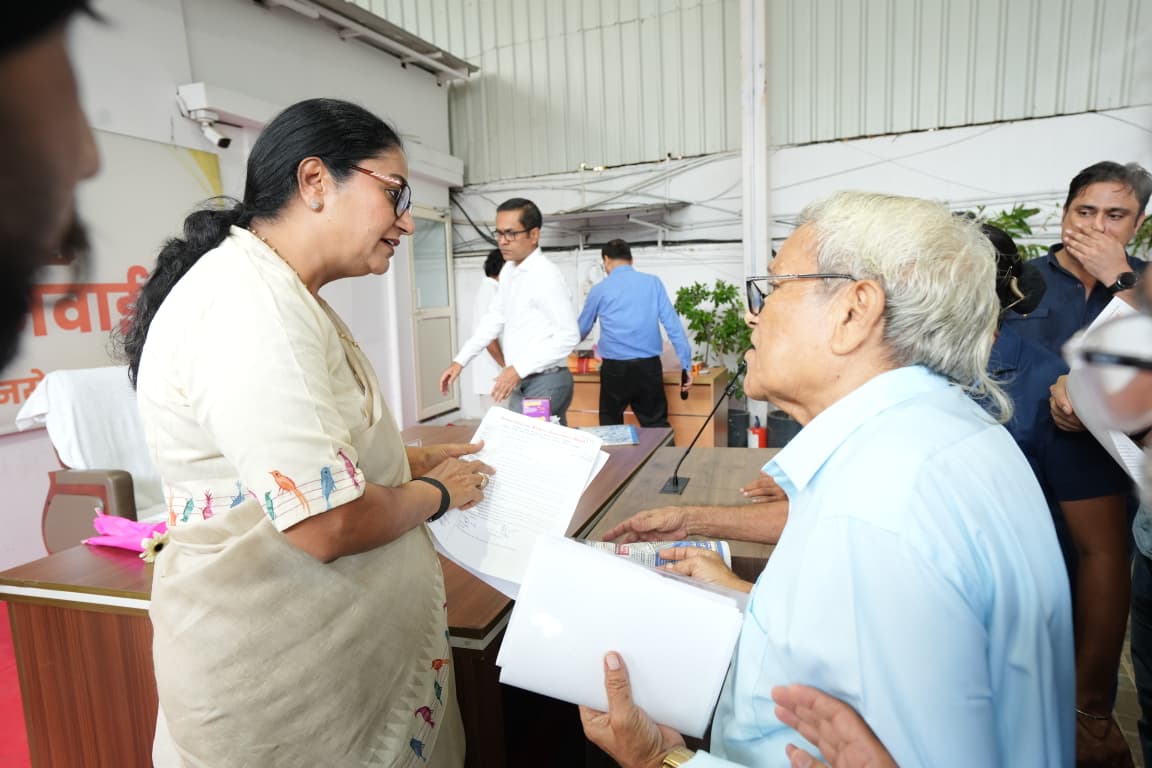 rekha-gupta-hears-citizens-grievances