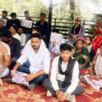 सड़क-पानी की मांग को लेकर विधायक के गांव में ग्रामीणों का धरना