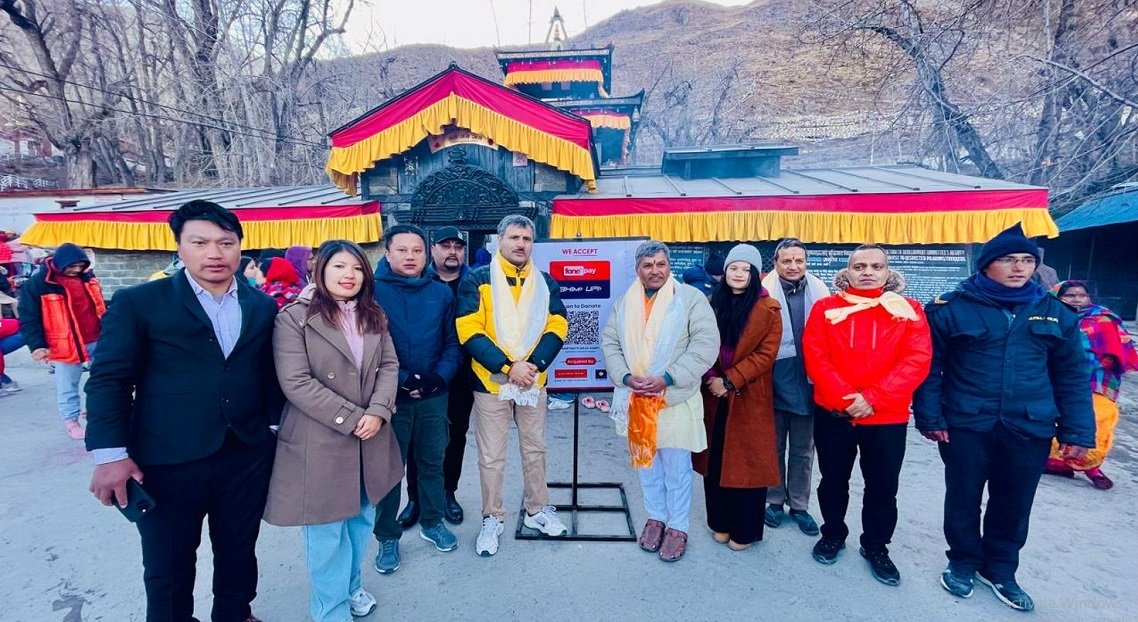 nepal-muktinath-temple-devotee