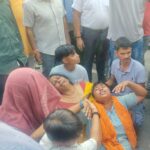 देवरिया : होने वाली बहू ने धरना स्थल पर पहुंचकर हत्यारोपियों की गिरफ्तारी की मांग की