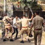 पुलिस ने धरना दे रहे लोगों को थाना परिसर से खदेड़ने के लिए फटकाई लाठियां