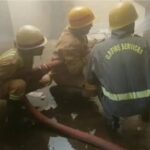 मुजफ्फरनगर में बंद मकान में धधकी आग, छत का जाल तोड़कर अंदर घुसे दमकलकर्मी