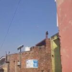 शामली में दो घंटे तक दहशत का माहौल, छत से पथराव कर पुलिस की गाड़ी का शीशा तोड़ा