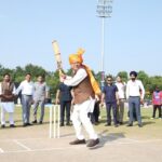 पुष्कर सिंह धामी ने खिलाड़ियों के साथ खेला क्रिकेट, युवाओं को दिलाई नशामुक्ति की शपथ