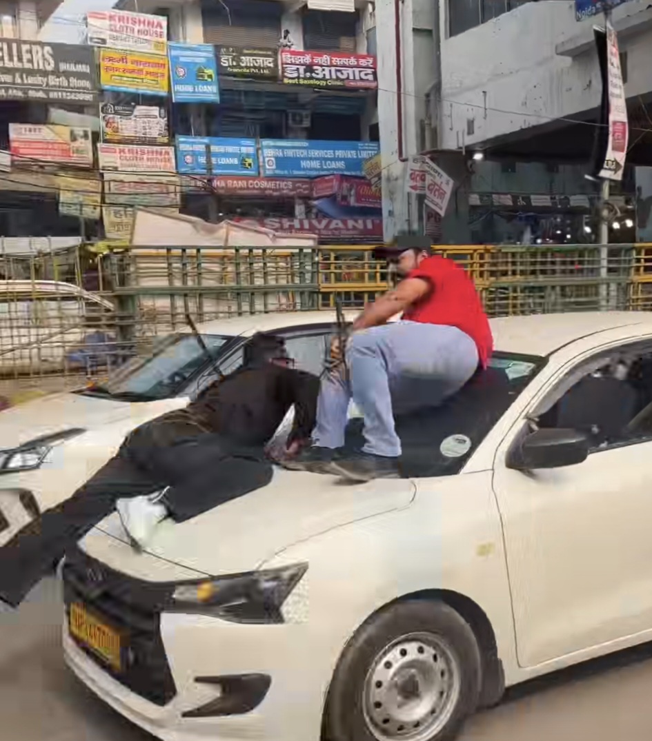 noida-cab-driver-run-youths-on-bonat-